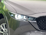 【LEDヘッドライト】悪天候や夜間走行時も良好な視界を確保し安心して運転できる高輝度LEDヘッドライトを装備!点灯速度が早く、消費電力も抑えられています。