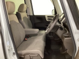 女性でも運転がしやすいように、シートの高さ調整機能(シートリフター)がついています。運転席と助手席の間が空いている為、助手席側への移動がスムーズです。交通量の多い道でも助手席側から乗り降りができます。