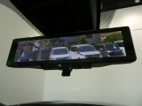 スマートルームミラーは、車両後方に設置されたカメラの映像を、ルームミラーに映し出すことで、死角をなくし、安全性を向上させることができます。また、夜間や雨天時でも、クリアな映像を映し出すことができます。