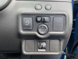 電動格納式ドアミラー調節スイッチです。自動格納機能付きで、ドアロックすると閉じてエンジンがかかると開きます。ドアロックの状態もひと目でわかるスグレモノです。