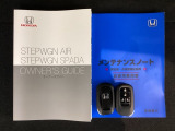 スマートキーは鍵をバッグに入れたままでもドアロックの開閉やエンジンのON・OFFができます。夜間や雨の日も鍵を探さなくて良いので便利です。