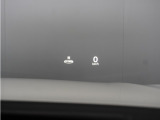 【HUD】ヘッドアップディスプレー装備!道路標識や、駆動力の配分状況なども表示します。少ない視線・焦点移動で必要な情報を読み取れます。