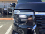 【LED・HIDヘッドライト】 ハロゲンヘッドライトに比べて大光量で、遠方視認性を向上させてくれる為、悪天候や夜間の運転をより安全にサポートしてくれます