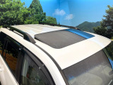 【サンルーフ】開放感たっぷりの希少装備、サンルーフが装着されています!車内に明かりを取り入れたり景色を楽しむ以外にも、車内の空気も簡単に換気できて快適です!