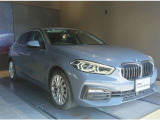 【BMWの伝統-1】BMWの特徴的な&ldquo;キドニーグリル&rdquo;は、80年以上続く伝統の形でございます。変わらないこだわりのデザインが、プレミアムブランド&ldquo;BMW&rdquo;を創り出します。