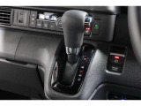 インパネシフトだから視線の移動も少なく足元もスッキリ♪運転席もゆったりしているのでゆとりを持ってドライブできますね!