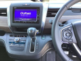【eコンスイッチ】低燃費運転をサポートするECONモード。スイッチをONすると、エンジンやトランスミッション、A/Cなどを協調制御し、燃費の向上に貢献。エコドライブの効果を高めます。