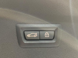 電動パワーゲートです。開閉がボタン1つで開け閉め行えます。また、状況に応じてのトランクハッチ開閉量を簡単に設定可能です。スマートオープナーも便利な機能です。ぜひお試しください。