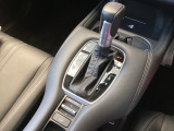 シンプルでとても使いやすいフロアシフトに、パーキングブレーキは電子制御パーキングブレーキです。