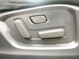 【パワーシート】スイッチ一つで簡単にシートの微調整が可能!電動だから力もいりません!快適なシートポジションにセットして、快適なドライブをお楽しみください。