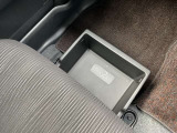 助手席シートの下に、便利な前後スライド式のアンダーボックスを装備。運転用の替え靴や、車内に常備したいこども用品、着がえた服などを収納できます