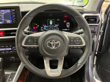 ステアリングから手を離さず、運転に集中したままオーディオ等の操作や安全装置の設定などが行えます。