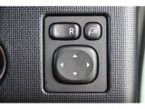 サイドミラーは電動格納ミラーなので、運転席からのボタン操作で格納できます。ミラーを閉じて入る立体駐車場などでは、有ると便利な機能です。