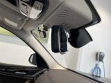 自動防眩機能を備えたルームミラー。ETC車載器を搭載しておりスタイリッシュかつ機能性を兼ね備えております。