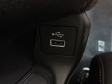 便利な充電用USBジャックも付いています。