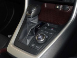 電動パーキングブレーキ・ブレーキホールドを装備してます。ホールド機能は信号待ちが多い一般道で疲労軽減になり、大好評です!