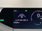 レーダークルーズコントロール(全車速追従機能付)付きです。車速に応じて追従支援してくれるので、ロングドライブも快適です。詳細は販売店スタッフまでおたずねください。