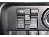 スライドドアの開閉は、ドアハンドルはもちろん運転席からのスイッチ操作でも可能です。お子様の送迎時の乗り降りも一段と楽になります。