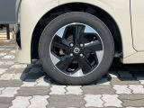 純正アルミホイール。タイヤサイズは155/65R14です。