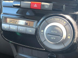 【オートエアコン】一度お好みの温度に設定すれば、車内の温度を検知し風量や温度を自動で調整。暑い&hellip;寒い&hellip;と何度もスイッチ操作をする必要はありません。快適な車内空間には必須の機能ですね♪