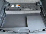トランク下部には、パンク修理剤が入っています。