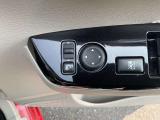 電動格納式ドアミラーです。自動格納機能付きで、ドアロックすると閉じてエンジンがかかると開きます。ドアロックの状態もひと目でわかるスグレモノです。