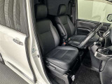 運転席/助手席です。姿勢が崩れず正確なステアリング操作で安心です。