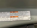 バックドアの底部にパワーバックドアとイージークローザーの取り扱いに関する説明と注意を記入したステッカーが貼ってあります。
