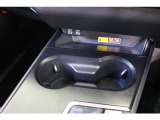 iPhoneやスマートフォン、携帯電話の充電に便利な、【置くだけ充電】を装備しています。設置されたエリアに置くだけで、充電が可能です。給電用USB(Type-C)も装備しています。