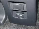運転席コンソールボックスの後ろにコンセントがございます。パソコンやゲームの充電も出来ますね。