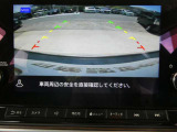 ギアを『R』に入れた後、カメラボタンを2回押すと、ナビ画面に後方の映像を映してくれるので、駐車がし易くなります。