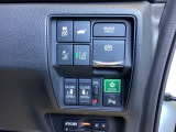 パワースライドドアの開閉はスマートキーのリモコンやドアノブは勿論、運転席側のスイッチ操作でも開閉ができ、安全・簡単です。