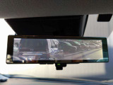 スマートルームミラーは、車両後方のカメラ映像をミラー面に映し出すので、同乗者や積み荷などの車内状況や、天候などに影響されずいつでもクリアな後方視界が得られます。
