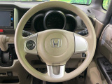 インテリアに合わせたデザインのステアリングは、運転される方のことも考え、運転しやすい形状、大きさです。是非一度、実際に触ってお確かめください。