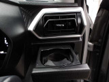 運転席のカップホルダーはエアコンの吹き出し口にありますので冷やしたり温めたりすることが出来ます☆