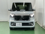 LEDヘッドライトを装備しています。LEDヘッドライトはとても明るく、雨の日や夜間走行も安全・安心です。オートライトコントロール付きで周囲の明るさに応じて自動で点灯・消灯します