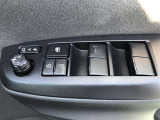 電動格納式ドアミラー付き。 狭い駐車場へ停めた時に、ボタン1つで左右のミラーをたたむ事ができます。