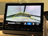 リバースギアに入れるだけで後方の表示へ切り替わります。夜間や雨の日の駐車も楽になりますよ。