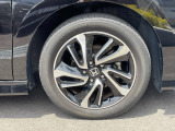 フロントタイヤの写真です。純正アルミホイール仕様になっています。