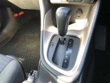 操作しやすいATシフトです。 シフトチェンジを気にしなくていいので運転だけに集中できますね。 自然と手に届くところにある、手になじむ形状のシフトノブがいいですね。