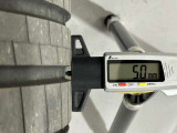 夏タイヤの残り溝は5.0mmです。スリップラインからは3.3mmとなっております。