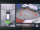 空から見ているような視点で周囲が確認できるアラウンドビューモニター、クルマの真上から見ているかのような映像によって、周辺の見えにくい障害物でも気付くことができます。