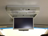 天井にリア席モニターが付いています。ナビゲーションで再生しているDVD等の映像を、後部座席の方にご覧いただくことができます。お子様にも大人気です。
