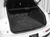 トランクはご覧の通り大容量となっております。後部座席を倒していただくとさらに多くの荷物を積んでいただけます。用途に合わせて活用ください。