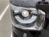 【LED・HIDヘッドライト】 ハロゲンヘッドライトに比べて大光量で、遠方視認性を向上させてくれる為、悪天候や夜間の運転をより安全にサポートしてくれます