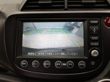 【バックカメラ】シフトを「R」の位置に入れると、自動的に画面がカメラ映像に切り替わり後方の視界をサポートする必須装備です!