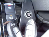 オートブレーキホールド機能は運転者のブレーキ操作によって停車した際に自動的にブレーキ力を保持する機能です。ブレ-キ力が保持されているときにアクセルペダルを踏むと自動的にブレ-キが解除され発進する事が出来