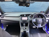 運転席周りです。カップホルダーや小物の収納などは必須ですよね!!使い勝手の良いつくりになっております!!