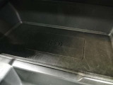 【ワイヤレスデバイスチャージング】置くだけでスマートフォンを充電することが出来ます。インテリアに溶け込んでおり、ラグジュアリーな雰囲気を損なうことはありません。