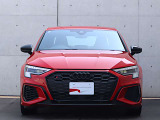 ●一目でAudiとわかる特徴的なシングルフレームグリル・LEDランプ。精悍なフロントマスクからAudiのスマートで上品なブランドを連想させてくれます。女性にも大変ご好評頂いております。